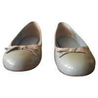 Miu Miu Slippers/Ballerinas Patent leather in Beige