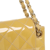 Chanel Flap Bag aus Lackleder in Gelb