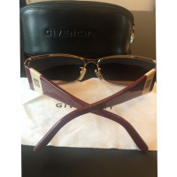 Givenchy Des lunettes de soleil