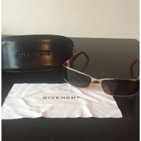 Givenchy Des lunettes de soleil