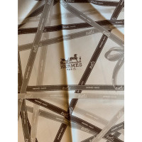 Hermès Schal/Tuch aus Seide in Creme