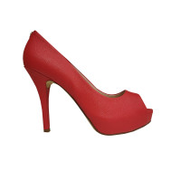 Guess Pumps/Peeptoes aus Leder in Rot
