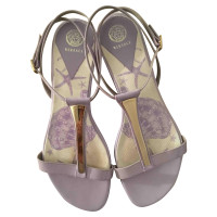 Versace Sandalen aus Lackleder in Violett
