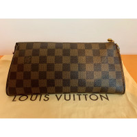 Louis Vuitton Clutch aus Canvas in Braun