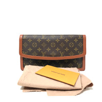 Louis Vuitton Clutch aus Canvas in Braun