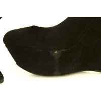 Alexander McQueen Chaussures compensées en Daim en Noir