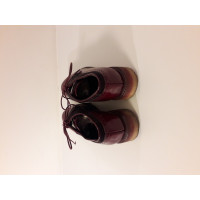 Etro Chaussures à lacets en Cuir verni en Bordeaux