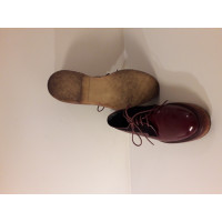 Etro Chaussures à lacets en Cuir verni en Bordeaux