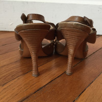 Prada Sandalen aus Leder in Ocker