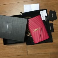 Yves Saint Laurent Shoulder bag Leather in Fuchsia