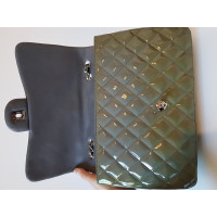 Chanel Classic Flap Bag Jumbo en Cuir verni en Vert