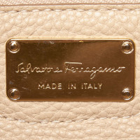 Salvatore Ferragamo Sac à bandoulière en Cuir en Beige