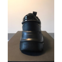 Versace Sneakers aus Leder in Schwarz
