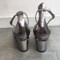 Valentino Garavani Pumps/Peeptoes aus Leder in Silbern
