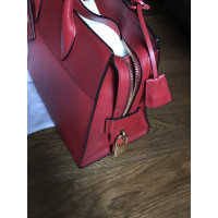 Prada Handtasche aus Leder in Rot