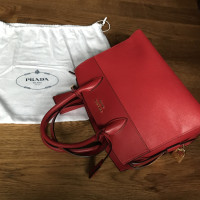 Prada Handtasche aus Leder in Rot