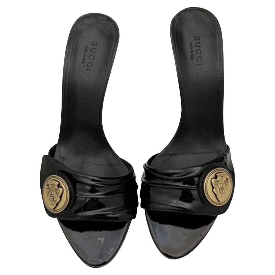 Gucci Sandalen aus Lackleder in Schwarz