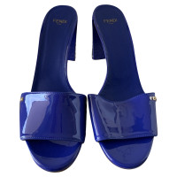 Fendi Sandalen aus Lackleder in Blau