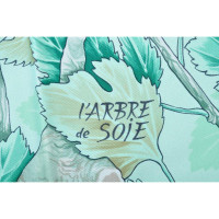 Hermès Echarpe/Foulard en Soie en Vert