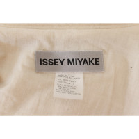 Issey Miyake Jacke/Mantel aus Wolle in Beige