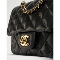 Chanel Classic Flap Bag New Mini aus Leder in Schwarz