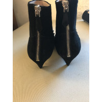 Miu Miu Stiefeletten aus Wildleder in Schwarz