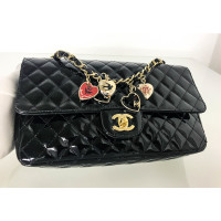 Chanel Classic Flap Bag in Pelle verniciata in Nero