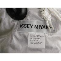 Issey Miyake Jas/Mantel in Zilverachtig