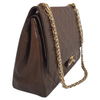 Chanel Classic Flap Bag Medium in Pelle in Marrone