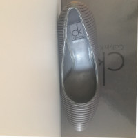 Calvin Klein Pumps/Peeptoes aus Leder in Grau