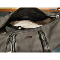 Burberry Reisetasche aus Leder in Grau