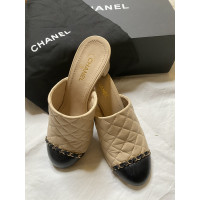 Chanel Sandalen aus Leder in Beige