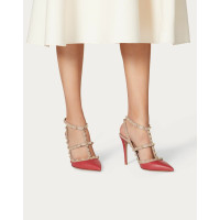 Valentino Garavani Pumps/Peeptoes aus Leder in Rot