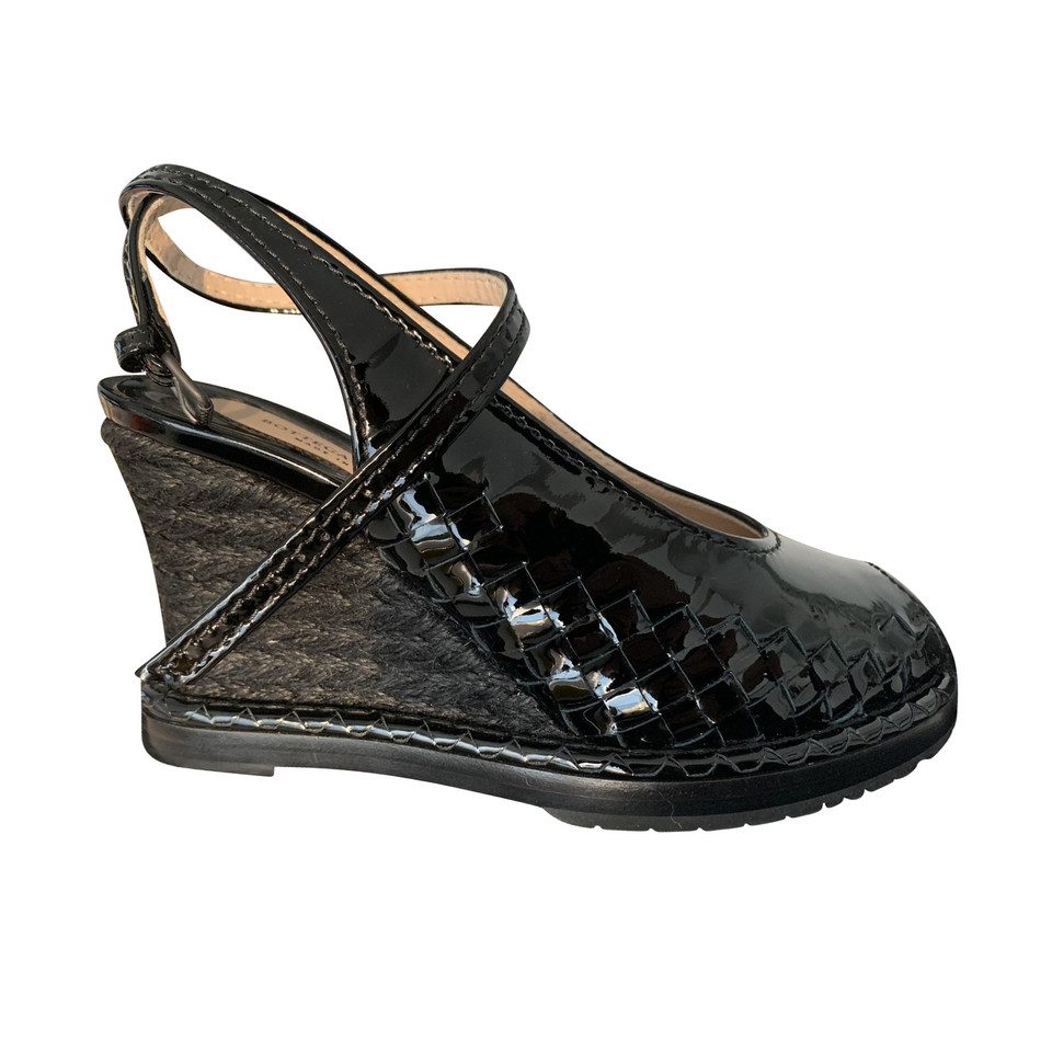 Bottega Veneta Sandals Patent leather in Black
