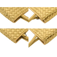 Bottega Veneta Schoudertas Canvas in Goud