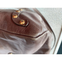 Miu Miu Sac à bandoulière en Cuir en Taupe