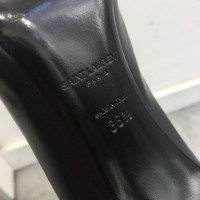Saint Laurent Pumps/Peeptoes aus Leder in Schwarz