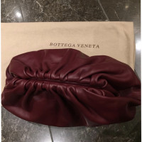 Bottega Veneta The Pouch aus Leder in Bordeaux
