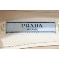 Prada Sandalen aus Lackleder in Beige