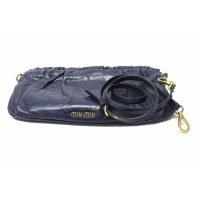 Miu Miu Clutch aus Leder in Blau