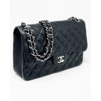Chanel Classic Flap Bag Jumbo in Pelle in Nero