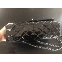 Chanel Classic Flap Bag Jumbo en Cuir verni en Noir