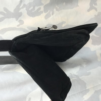 Costume National Umhängetasche aus Wildleder in Schwarz