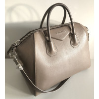 Givenchy Antigona aus Leder in Taupe