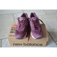 New Balance Sneakers aus Wildleder in Fuchsia