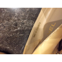 Chanel Pumps/Peeptoes Lakleer in Goud