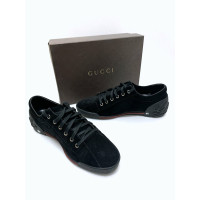 Gucci Sneakers aus Wildleder in Schwarz