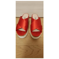 Miu Miu Chaussures compensées en Soie en Rouge
