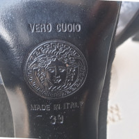 Gianni Versace Pumps/Peeptoes aus Wildleder