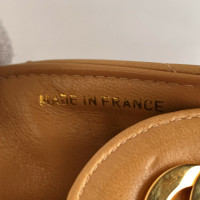 Chanel Classic Flap Bag aus Leder in Ocker